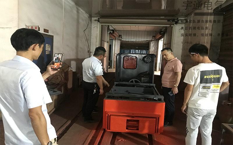 领导陪同客户参观了生产车间,了解蓄电池电机车等产品从生产到出厂的